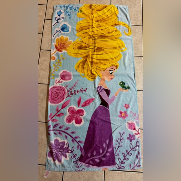 ✨ Disney Rupunzle TV Show Beach Towel ✨ - Picture 1 of 3